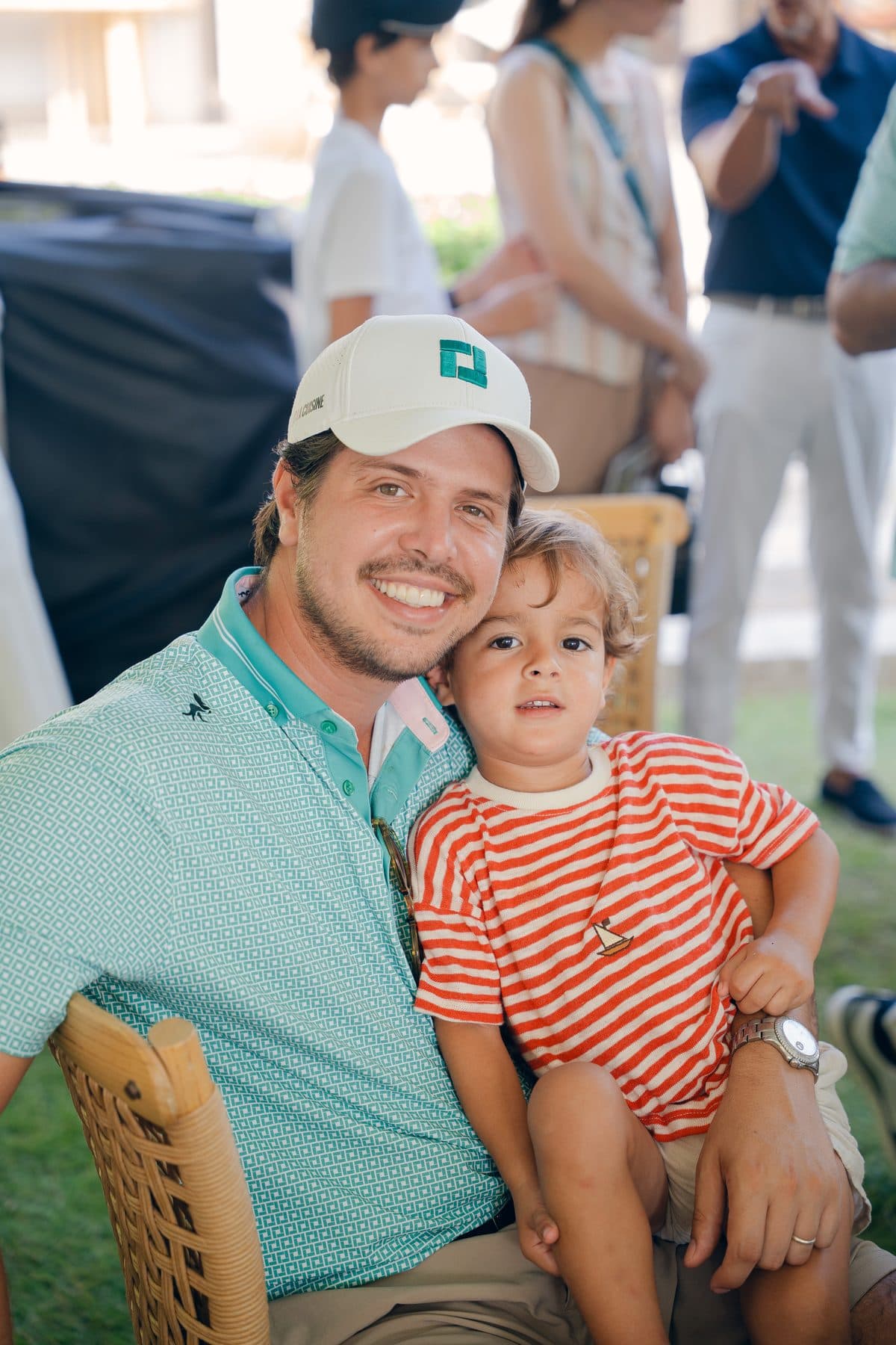 Miembro de ADECLA con su familia en un evento